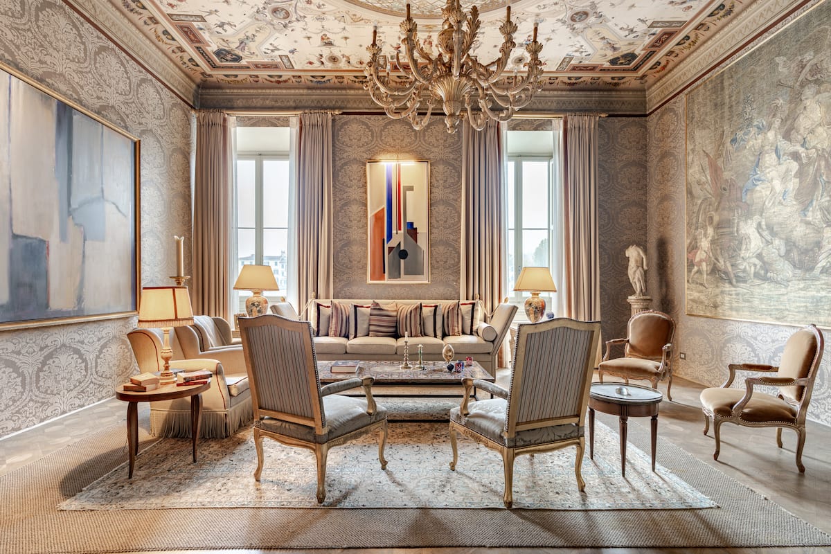 Lungarno Vespucci Luxury Residence, Firenze: il salone con il soffitto affrescato