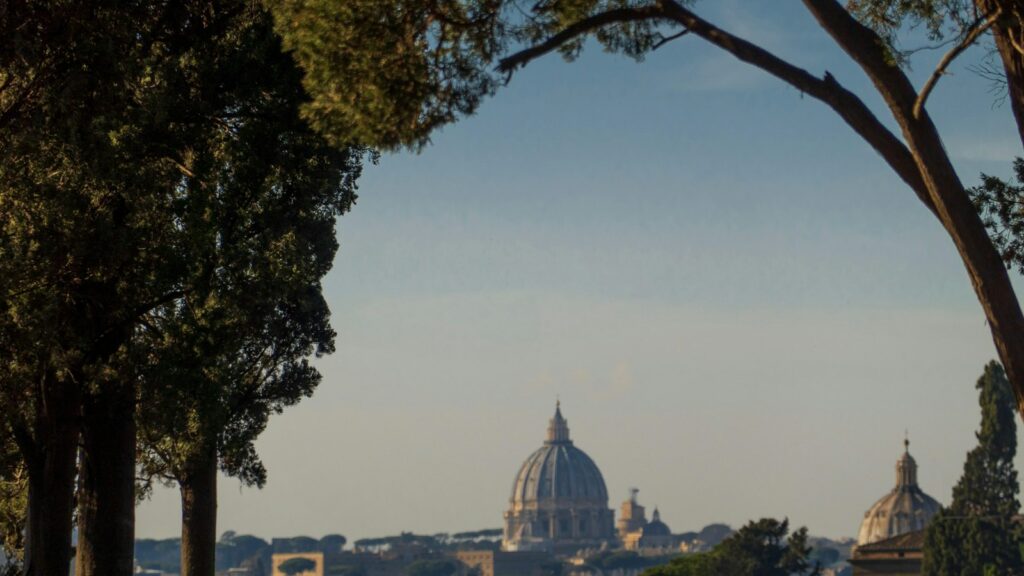Cupola di San Pietro vista da un parco a Roma, zona Prati e Vaticano