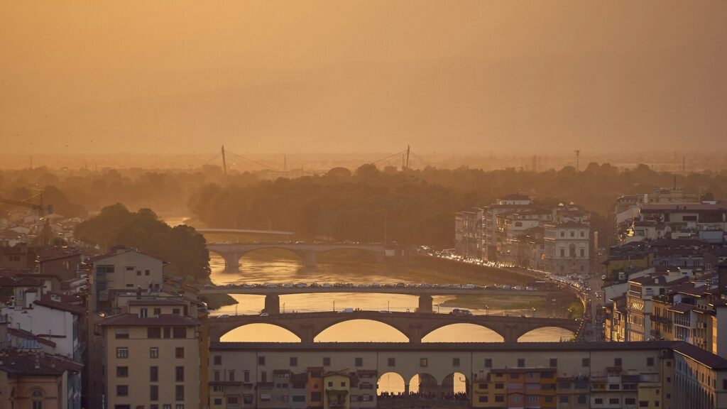 Veduta aerea di Firenze con Ponte Vecchio e Arno al tramonto, canone concordato e affitto transitorio Firenze