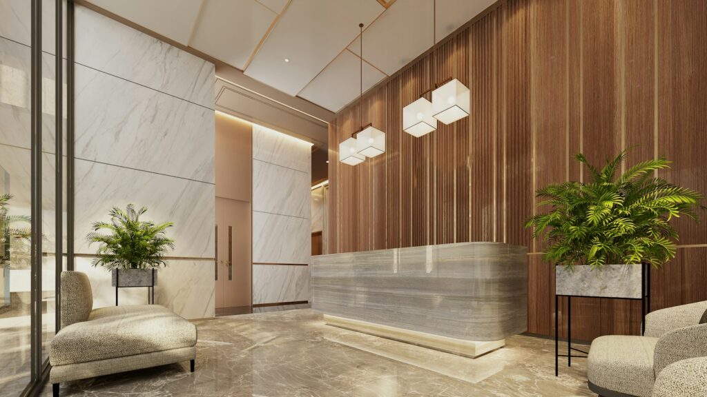 Reception elegante di un hotel boutique, marmo e legno, esempio di struttura di fascia alta per revenue management