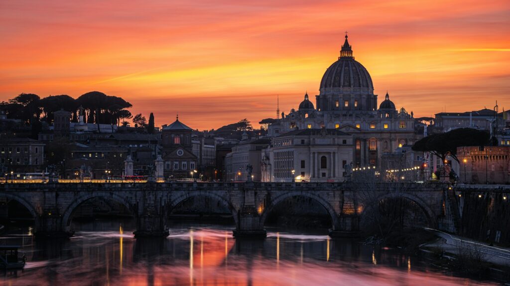 Tramonto su Roma con il Tevere e la cupola di San Pietro, vista dal centro verso Prati