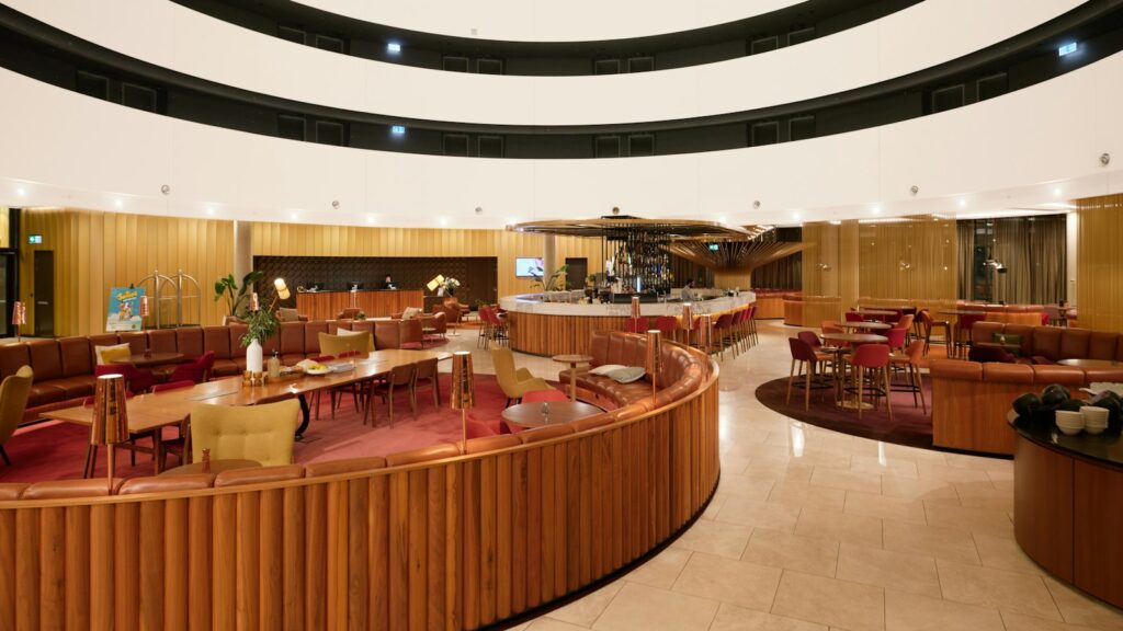 Interno di una hall di hotel moderna con reception e prenotazioni dirette