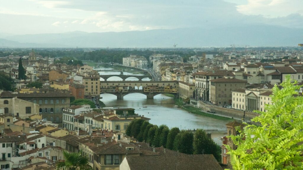 Vista panoramica di Firenze con Ponte Vecchio e il fiume Arno, simbolo degli affitti brevi in centro storico
