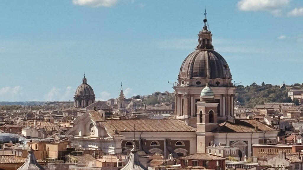 Tetti e cupole del centro di Roma, vista panoramica per un articolo su quanto rende un appartamento in affitto breve