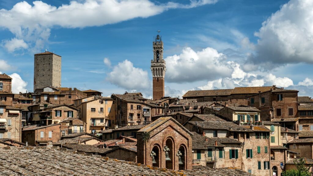 Piazza del Campo a Siena durante il Palio, vista con la Torre del Mangia