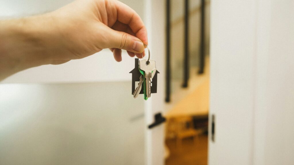 Consegna delle chiavi di un appartamento in affitto breve, simbolo dei requisiti per diventare Superhost su Airbnb